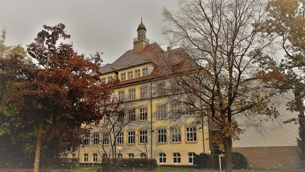 Historisches Gebäude in Ludwigsburg umgeben von Bäumen im Herbst.
