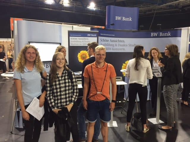 Besucher am Stand der BW Bank bei einer Karrieremesse.